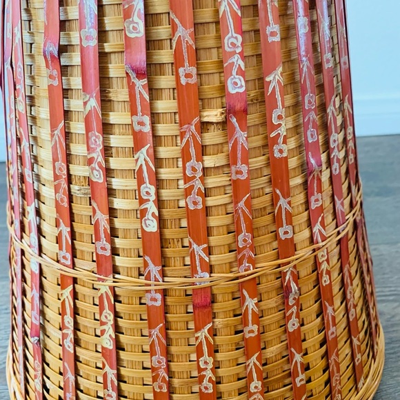 Handwoven light basket with red vertical striped pieces - Picture 5 of 9
